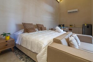 Deluxe studio suite | Luxe beddengoed, een kluis op de kamer, een bureau, een laptopwerkplek