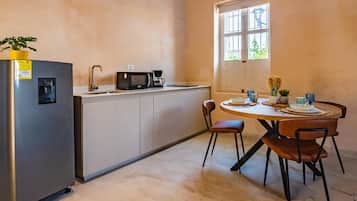 Deluxe Studio Suite | Private kitchen