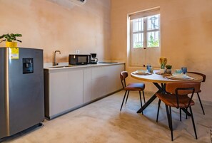 Deluxe studio suite | Privékeuken | Een mini-koelkast, een magnetron, een kookplaat