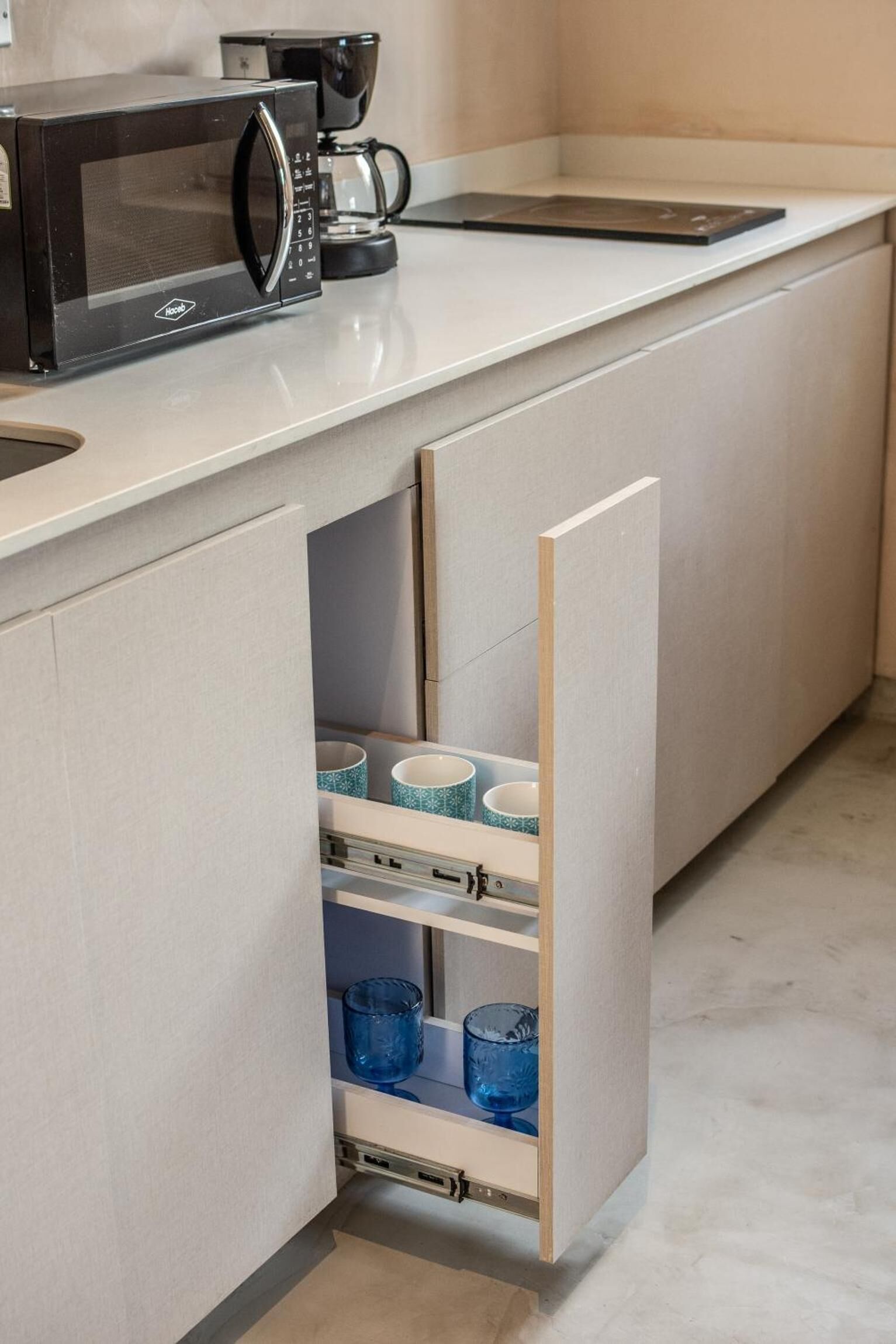 Mini-Kühlschrank, Mikrowelle, Herdplatte, Kochgeschirr/Geschirr/Besteck