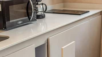 Frigorífico pequeño, microondas, placa de cocina y utensilios de cocina