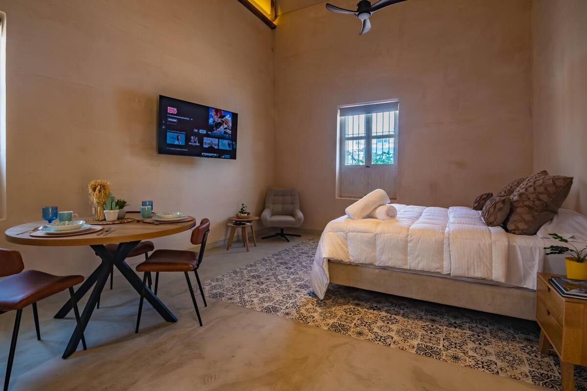Suite estudio Deluxe | Ropa de cama de alta calidad y escritorio