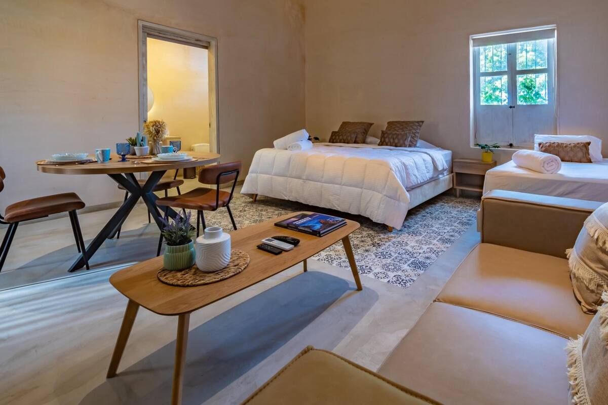 Suite estudio Deluxe | Ropa de cama de alta calidad y escritorio