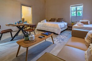 Deluxe studio suite | Luxe beddengoed, een kluis op de kamer, een bureau, een laptopwerkplek