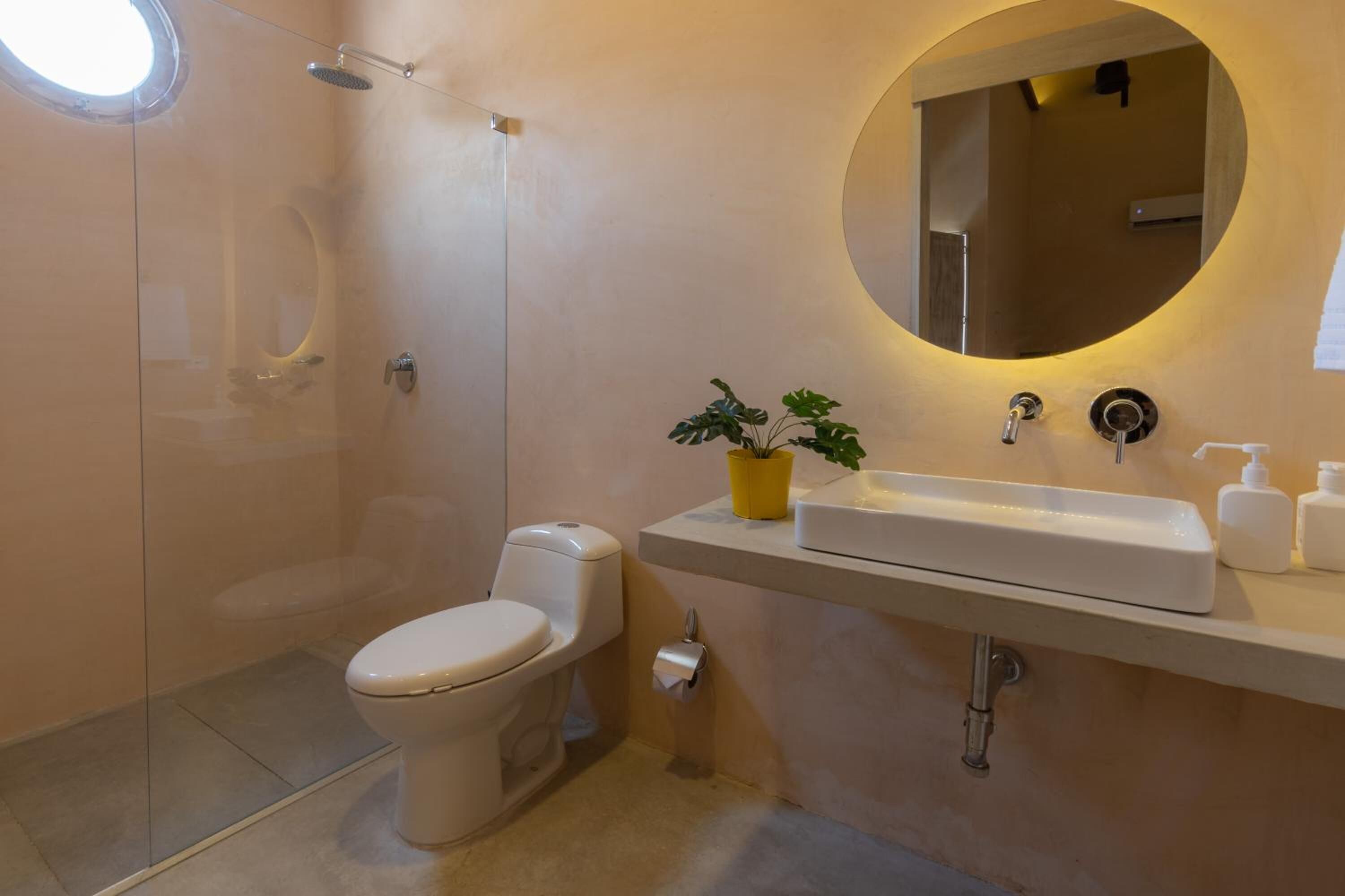 Deluxe-Studiosuite | Badezimmer | Dusche, Regendusche, kostenlose Toilettenartikel, Handtücher