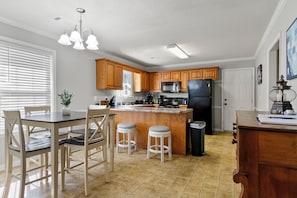 Dining - 3-bedroom house in lovely Northport. Located near River Run Park and UA Campus. (Northport)