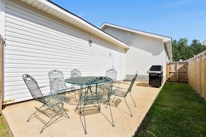 Outdoor dining - 3-bedroom house in lovely Northport. Located near River Run Park and UA Campus. (Northport)