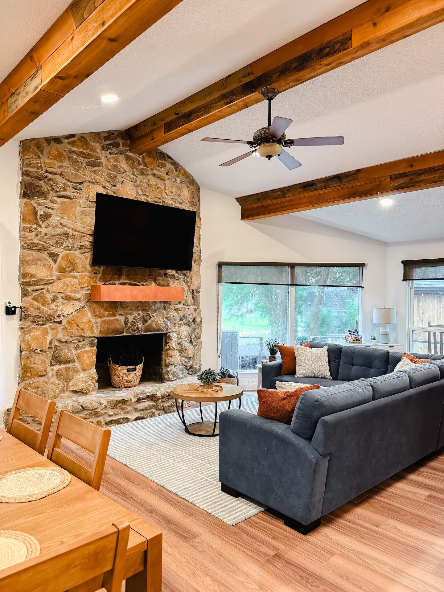 Een smart-tv en tafelvoetbal