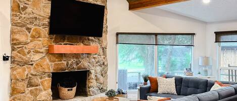 Een smart-tv en tafelvoetbal