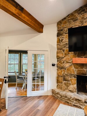 Dining - 3-bedroom House in Enchanted Oaks • Waterfront, Hot Tub, Kayaks, Game Room (Enchanted Oaks)