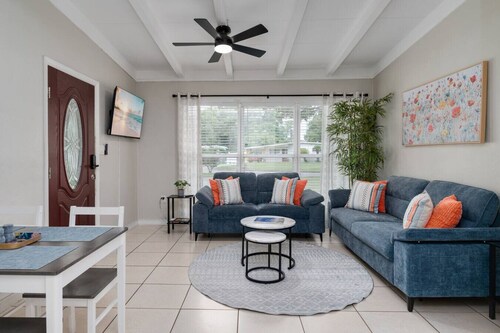 Stylish 2BR Home Near Disney & Universal Orlando!