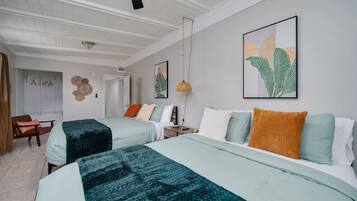 Tabla de planchar con plancha, wifi y ropa de cama