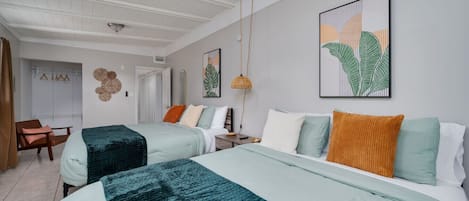 Tabla de planchar con plancha, wifi y ropa de cama