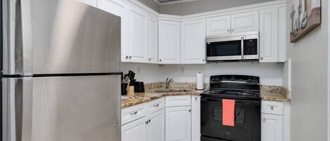 Kjøleskap, mikrobølgeovn, ovn og kokeplater