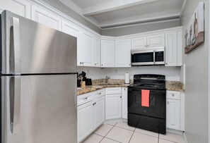 Fridge, microwave, oven, stovetop - Stylish 2BR Home Near Disney & Universal Orlando! (Orlando)