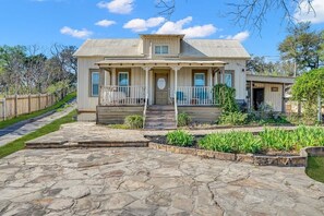 Exterior - Warm Wooden Vibe 2BR Home, Grill, Outdoor Dining (New Braunfels)