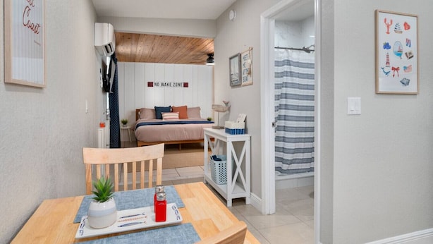 Ein kleines Schlafzimmer mit Bett, Nachttisch und einem Schild mit der Aufschrift 'No Wake Zone'.