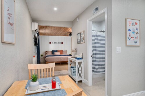 Hip Orlando Studio Nearby Restaurants & Parks!