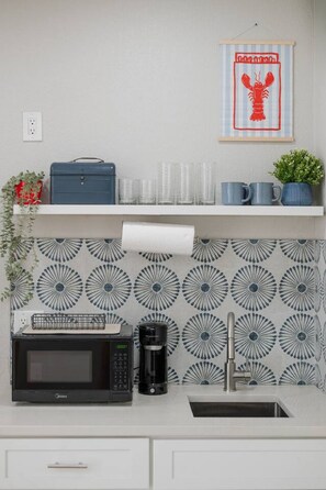 Micro-ondes, cafetière/bouilloire