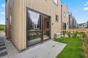 Exterior - Remarkable Escape | Modern Central Stay Near Airport (Queenstown)