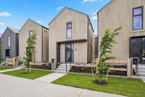 Exterior - Remarkable Escape | Modern Central Stay Near Airport (Queenstown)
