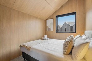 Iron/ironing board, WiFi, bed sheets - Remarkable Escape | Modern Central Stay Near Airport (Queenstown)