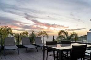 Outdoor dining - Sunshine Villa with Optionally Heated Pool 150m above Ocean & Sandy Beach (Calheta)