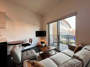 Apartment | Living area | TV - 550 W Juneau (Milwaukee)