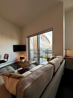 Apartment | Living area | TV - 550 W Juneau (Milwaukee)