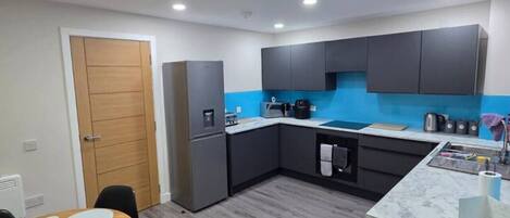 Kjøleskap, kokeplater, kaffetrakter/tekoker og spisebord