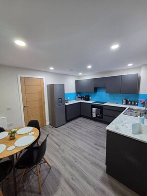 ثلاجة، فرن، موقد طهي مسطح، غسالة أطباق