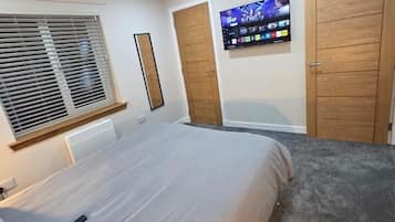 Desk, iron/ironing board, WiFi, bed sheets