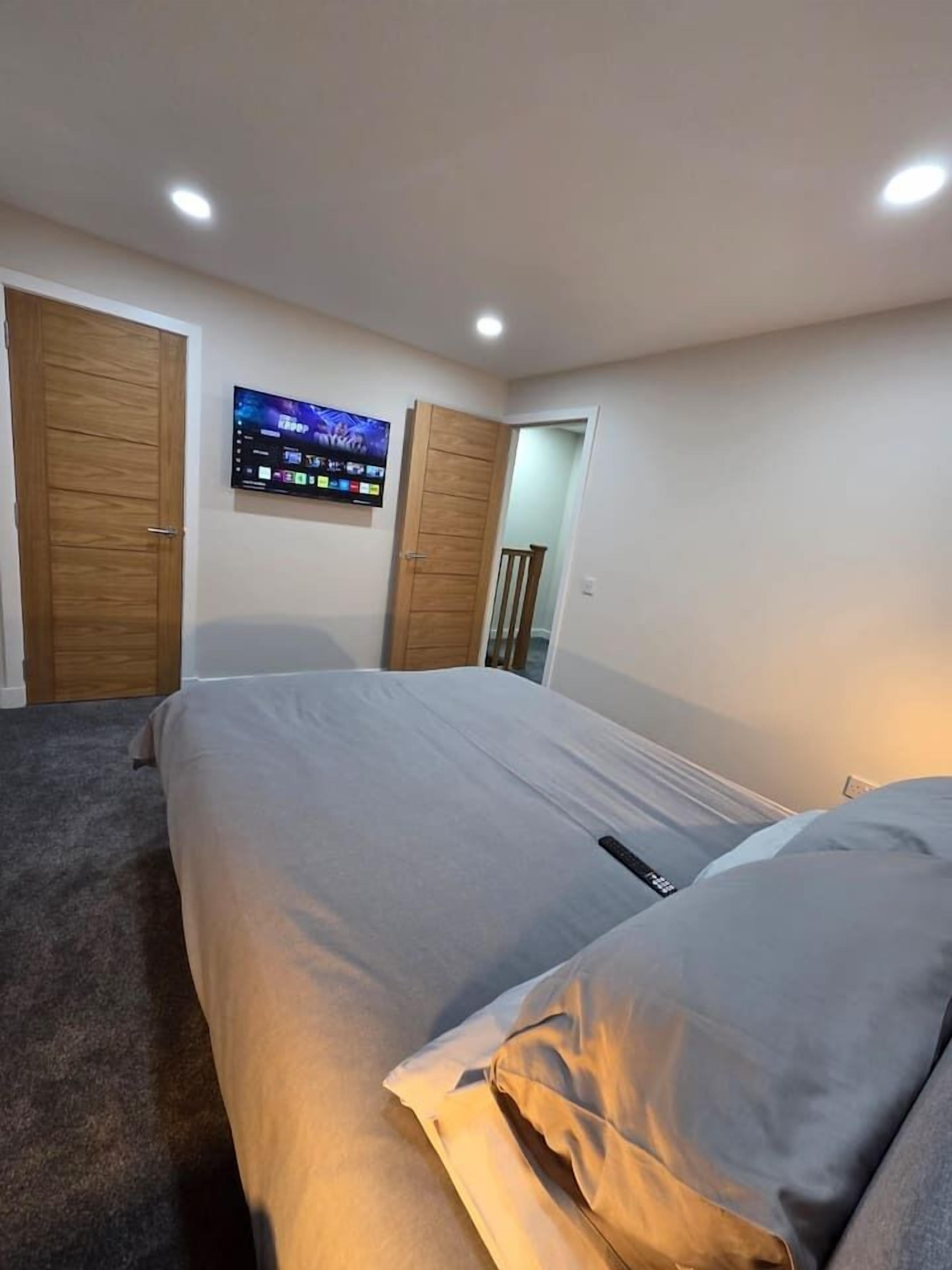 Desk, iron/ironing board, WiFi, bed sheets