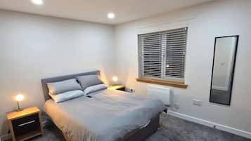 Skrivebord, strykejern/-brett, wi-fi og sengetøy