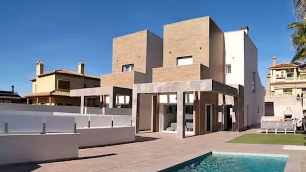 Een modern gebouw met een zwembad.