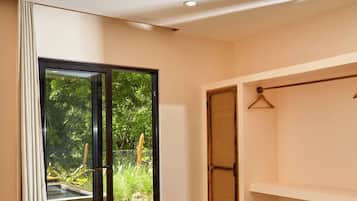 Een kluis op de kamer, verduisterende gordijnen, gratis wifi