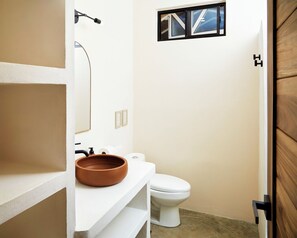 Shower, towels, soap, shampoo - Pelícano Popoyo Boutique Villas (Tola)