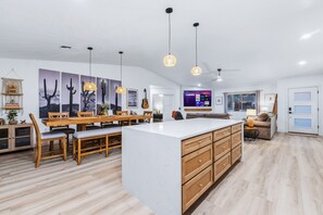 Interior - Havasu Hawk Retreat~POOL/SPA,GAME ROOM,BASKETBALL/PICKLEBALL COURT (Lake Havasu City)