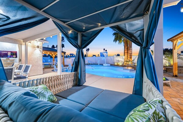 Outdoor pool - Havasu Hawk Retreat~POOL/SPA,GAME ROOM,BASKETBALL/PICKLEBALL COURT (Lake Havasu City)