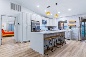 Fridge, microwave, oven, stovetop - Havasu Hawk Retreat~POOL/SPA,GAME ROOM,BASKETBALL/PICKLEBALL COURT (Lake Havasu City)