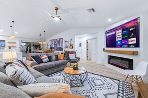 Smart TV, fireplace, video games, table football - Havasu Hawk Retreat~POOL/SPA,GAME ROOM,BASKETBALL/PICKLEBALL COURT (Lake Havasu City)