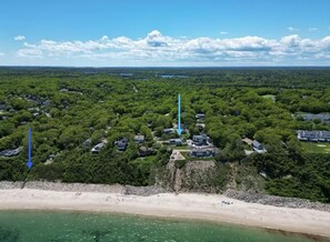 Chaises longues, serviettes de plage