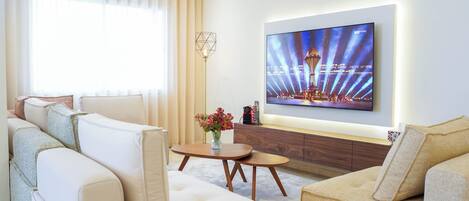 Smart TV, fireplace