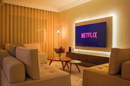 Interior. Luxury 3 Suites - Av Annakhil - Panoramic View