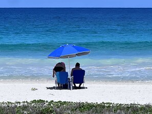 På stranden
