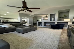Living area - Beautiful 4-bedroom house with Pool in Lindsay Ranch (Gilbert)