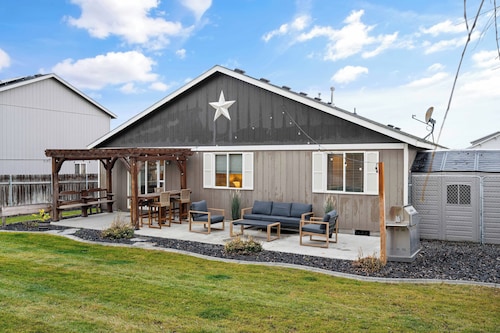 The Speakeasy - 3 Bedroom Home in Pasco