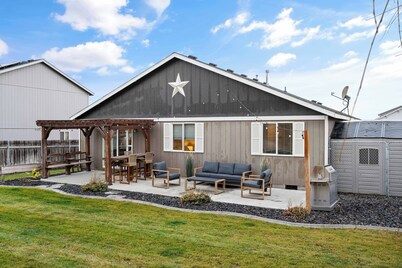 The Speakeasy - 3 Bedroom Home in Pasco