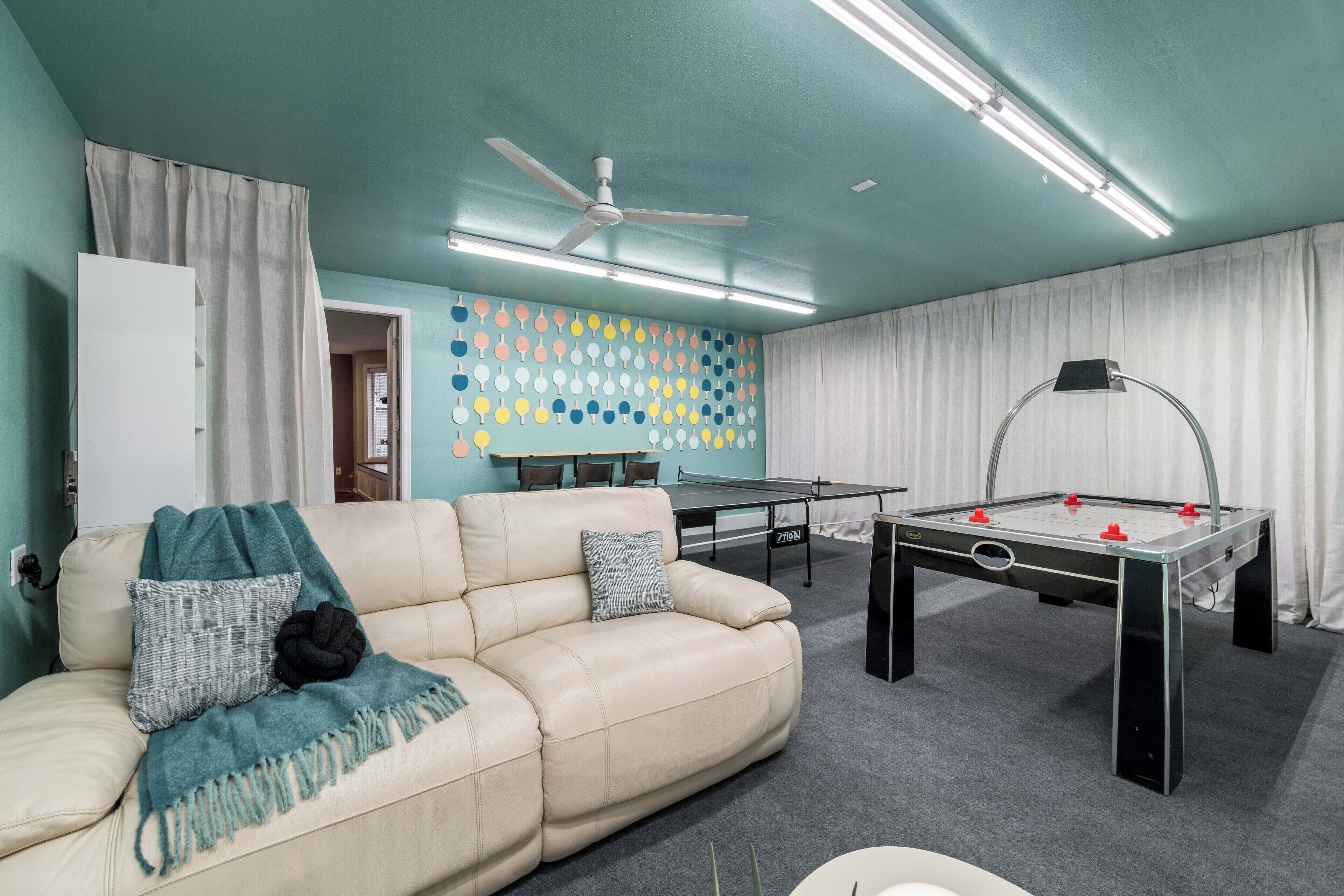 Smart TV, mesa de ping pong, libros, estéreo