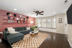 Smart-TV, Tischtennisplatte, Bücher, Stereoanlage